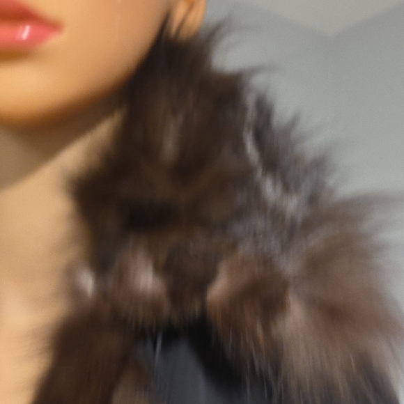 Chic Black Fur-Trimmed Trench Coat - Picture 4 of 14